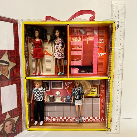 High School Musical East High Yearbook Playset Case with 4 Mini Dolls - Picture 3 of 16